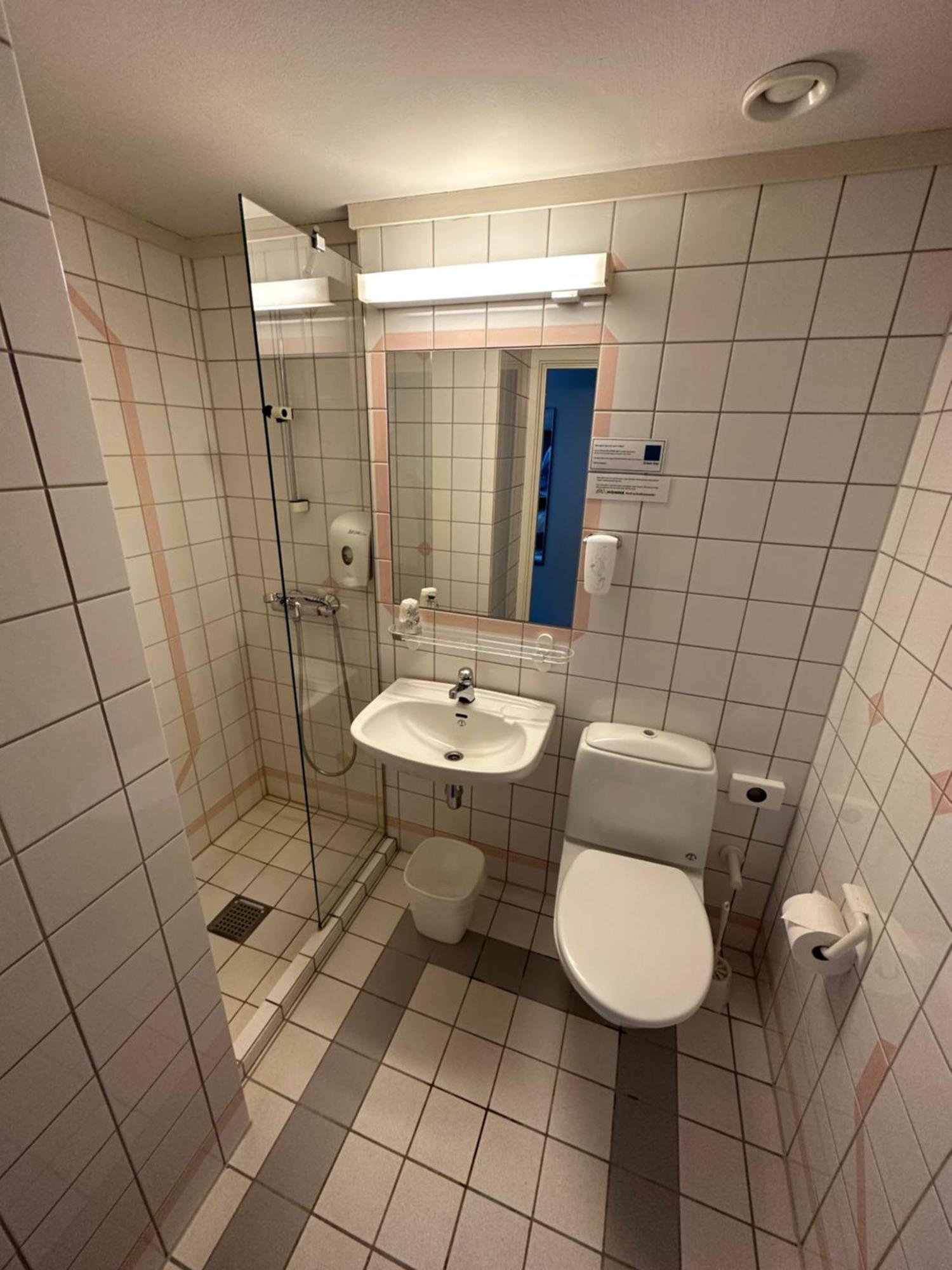 Honne Hotell Biri Habitación foto
